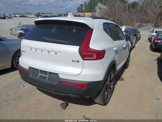 Volvo XC40 B5 Plus Dark Theme