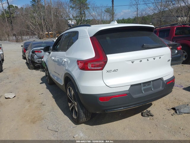Volvo XC40 B5 Plus Dark Theme