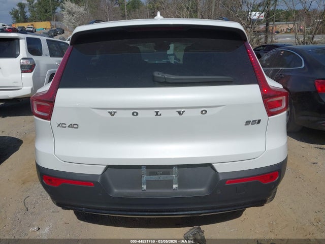 Volvo XC40 B5 Plus Dark Theme