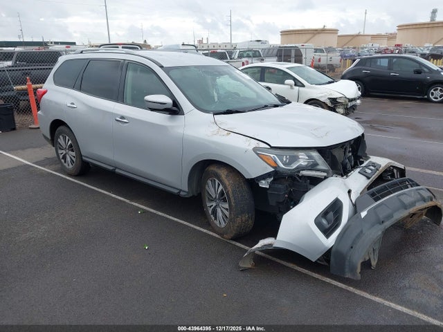 Salvage Nissan Pathfinder Image