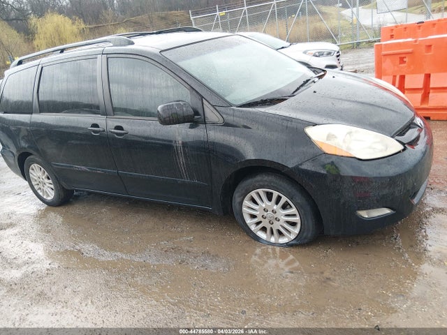 Salvage Toyota Sienna Image