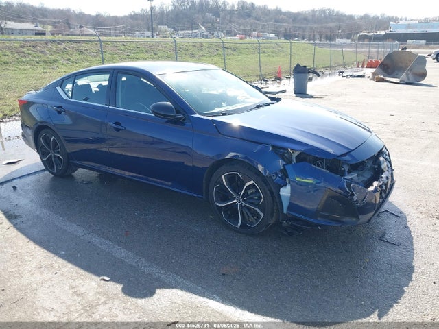 Salvage Nissan Altima Image