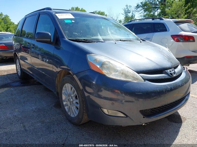 Salvage Toyota Sienna Image