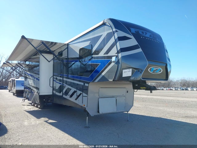 Salvage Keystone Fuzion Toy Hauler Se Image
