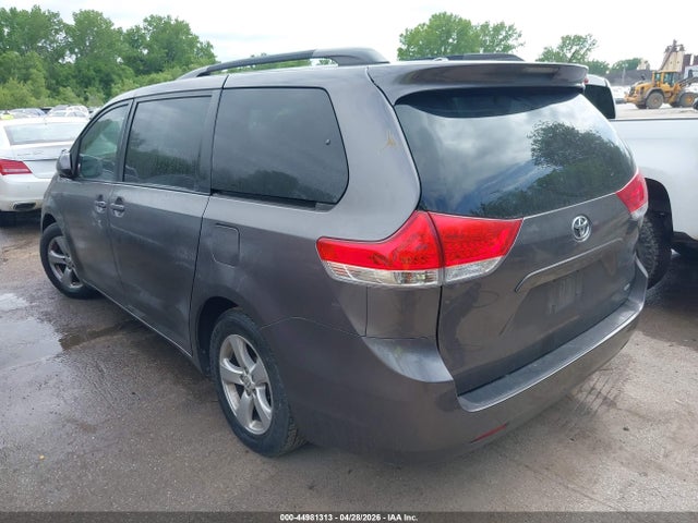 Toyota Sienna Le V6