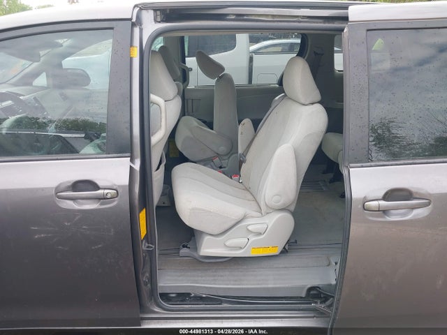 Toyota Sienna Le V6