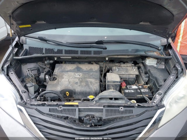 Toyota Sienna Le V6