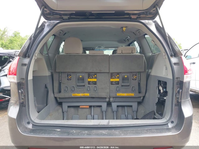 Toyota Sienna Le V6