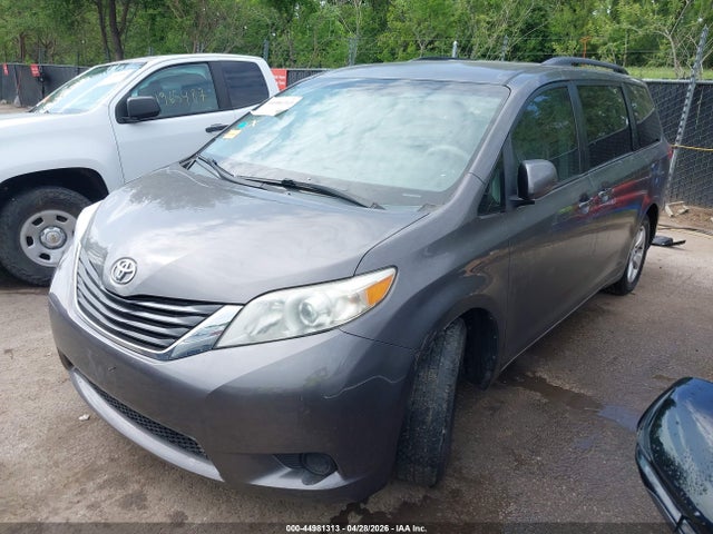 Toyota Sienna Le V6