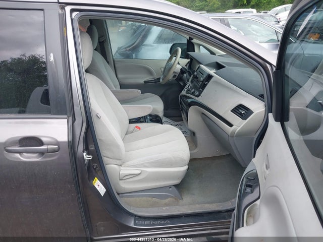 Toyota Sienna Le V6