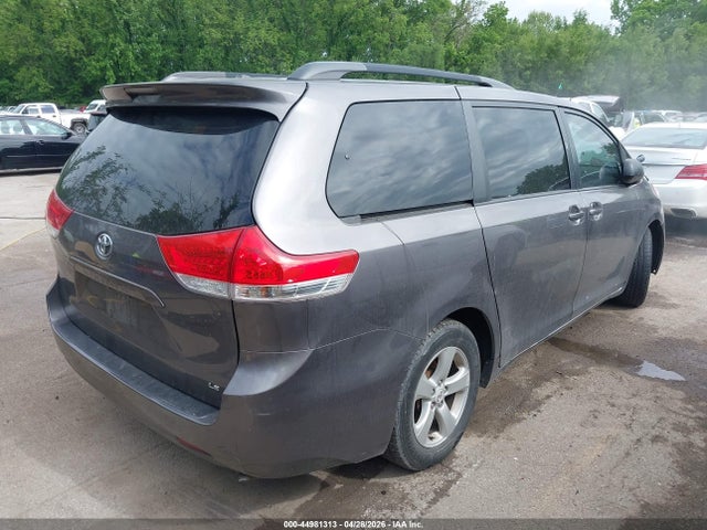 Toyota Sienna Le V6