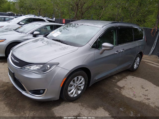 Chrysler Pacifica Touring-l