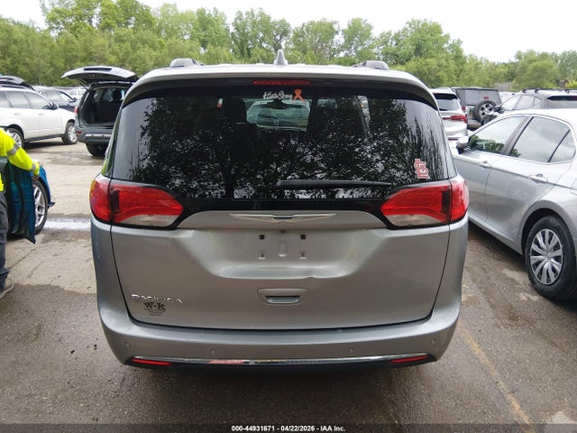 Chrysler Pacifica Touring-l