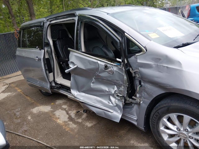 Chrysler Pacifica Touring-l
