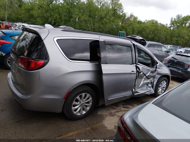 Chrysler Pacifica Touring-l