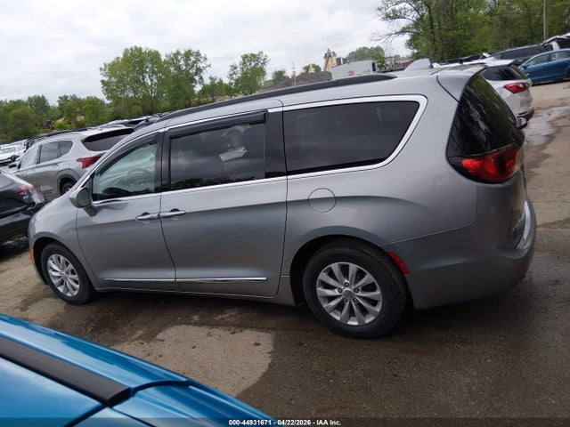 Chrysler Pacifica Touring-l