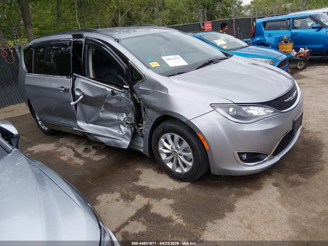 Salvage Chrysler Pacifica Image