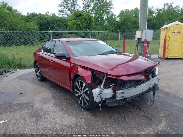 Salvage Nissan Altima Image