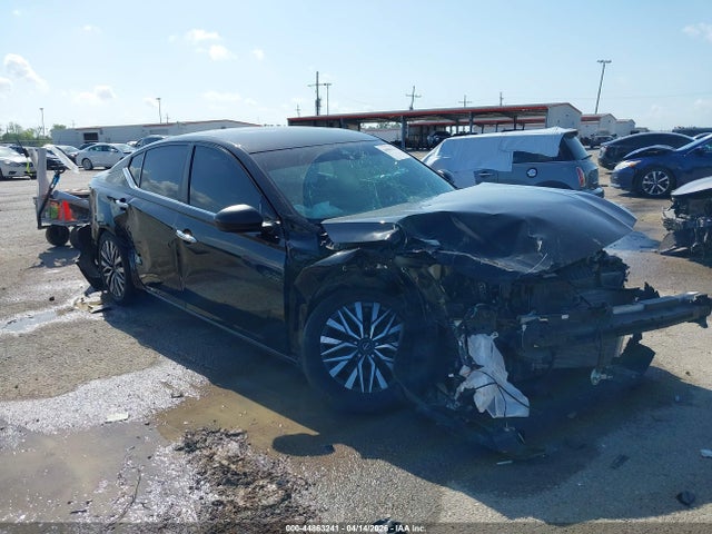 Salvage Nissan Altima Image