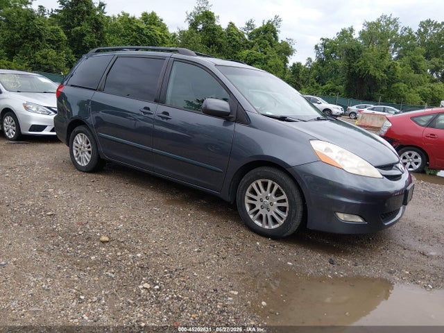 Salvage Toyota Sienna Image
