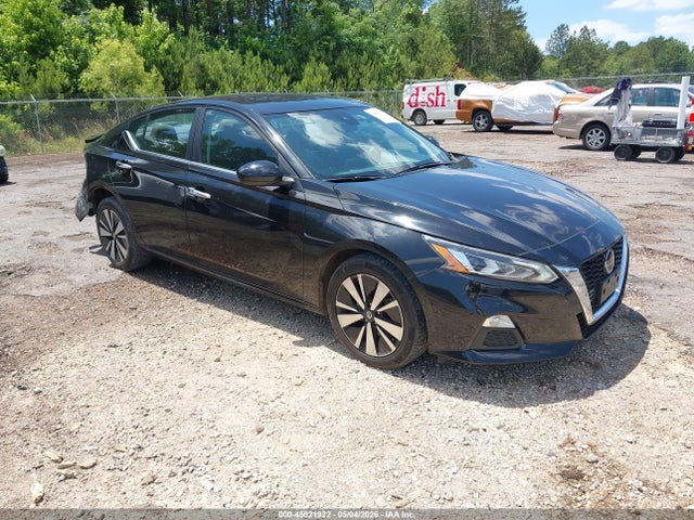 Salvage Nissan Altima Image