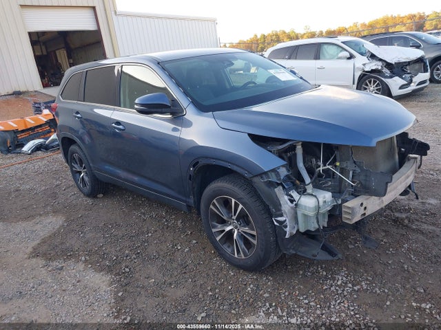 Salvage Toyota Highlander Image