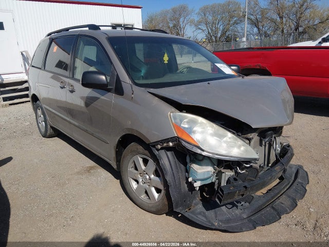 Salvage Toyota Sienna Image