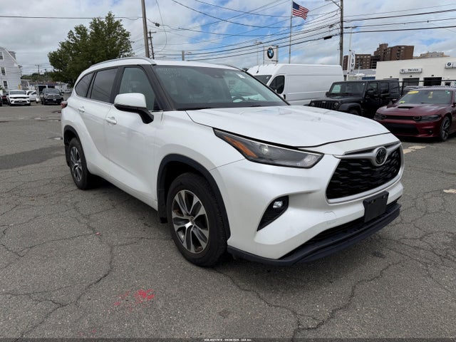 Salvage Toyota Highlander Image