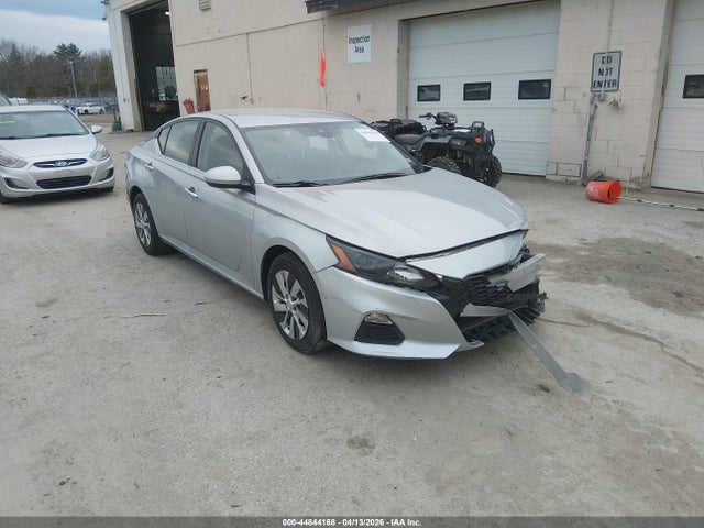 Salvage Nissan Altima Image