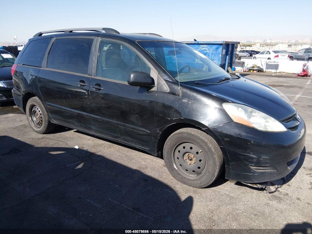 Salvage Toyota Sienna Image