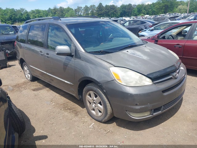 Salvage Toyota Sienna Image