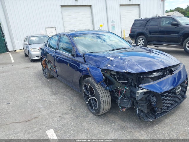 Salvage Nissan Altima Image