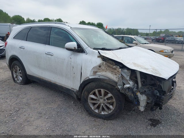 Salvage Kia Sorento Image