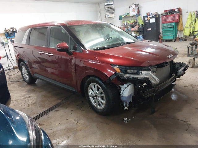 Salvage Kia Carnival Image