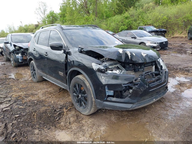 Salvage Nissan Rogue Image