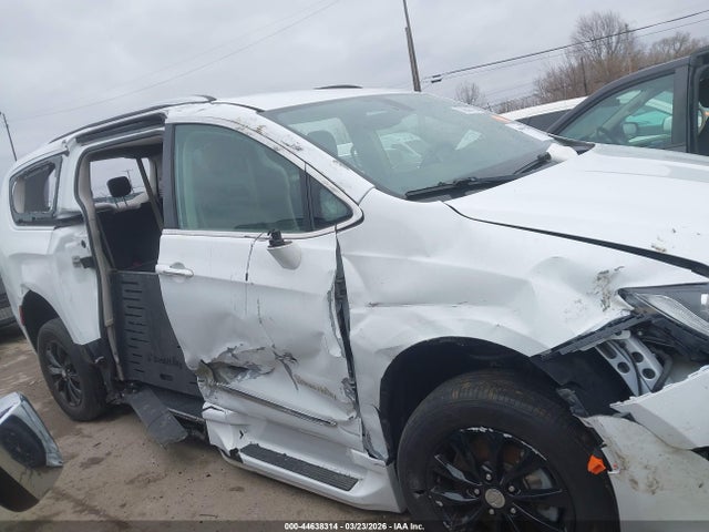 Chrysler Pacifica Touring L