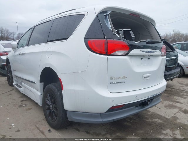 Chrysler Pacifica Touring L