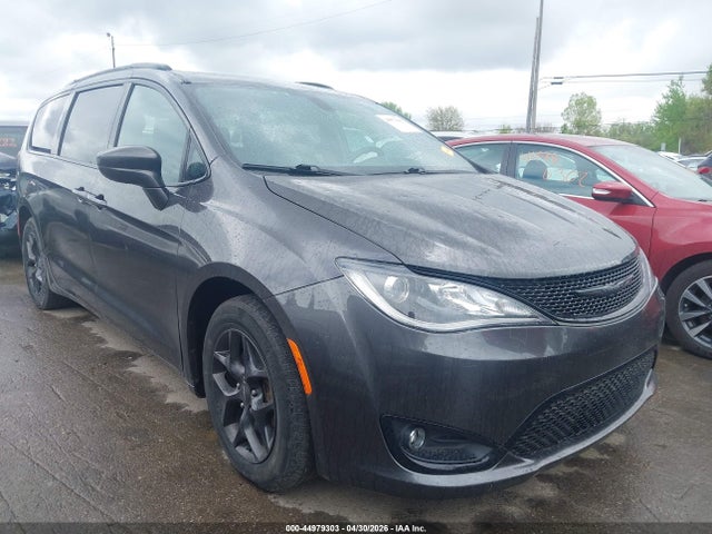 Salvage Chrysler Pacifica Image