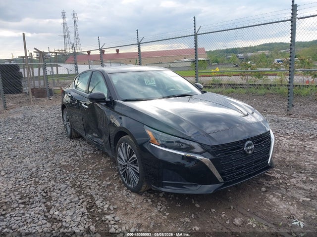 Salvage Nissan Altima Image
