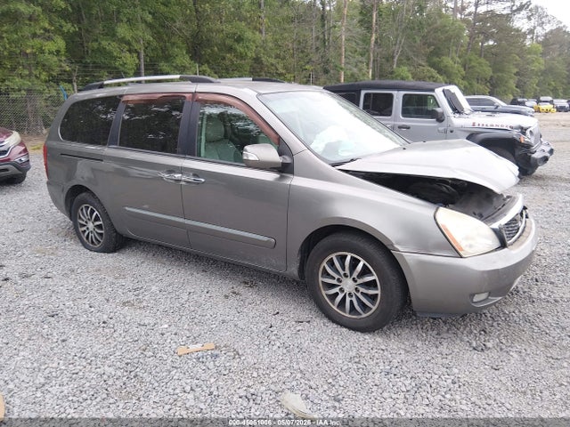 Salvage Kia Sedona Image