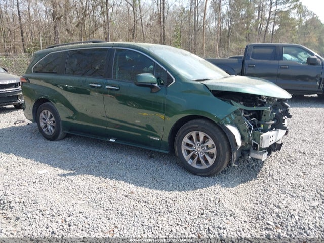 Salvage Toyota Sienna Image