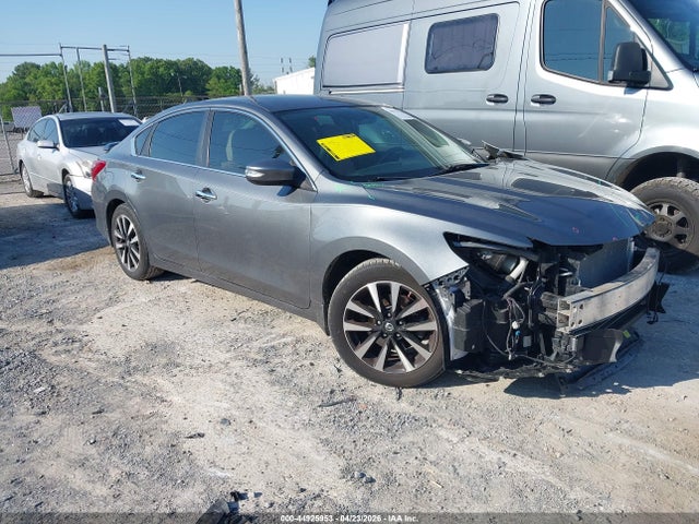 Salvage Nissan Altima Image
