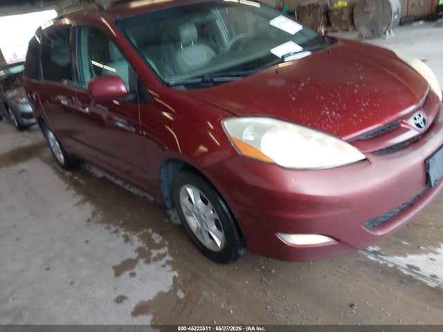 Salvage Toyota Sienna Image