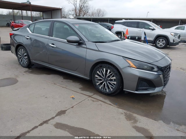 Salvage Nissan Altima Image