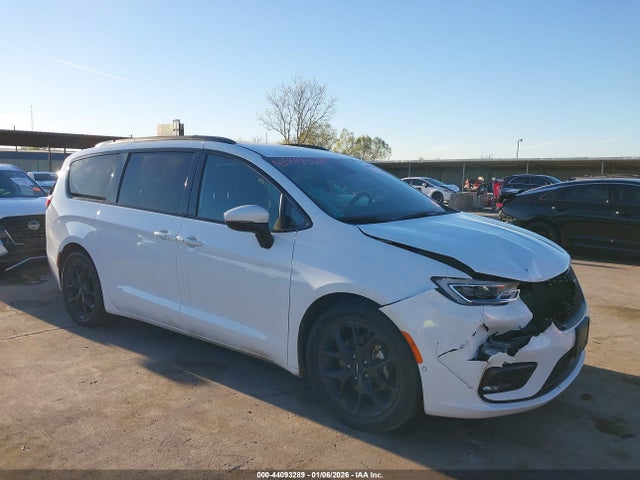 Salvage Chrysler Pacifica Image