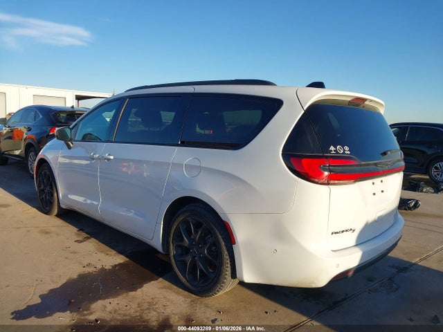 Chrysler Pacifica Touring L