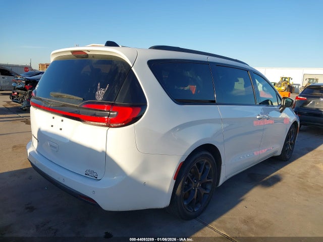 Chrysler Pacifica Touring L