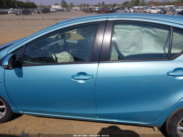 Toyota Prius c Three