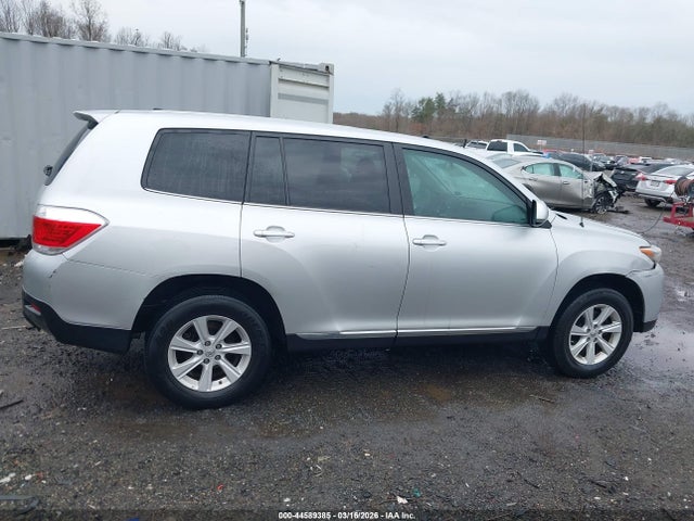 Toyota Highlander Base V6