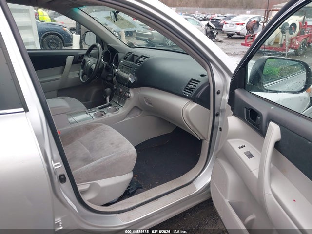 Toyota Highlander Base V6